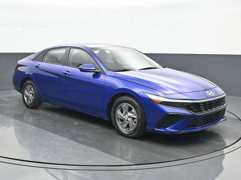 Used 2025 Hyundai Elantra SE image 9