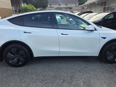 Used 2026 Tesla Model Y AWD image 4