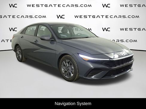 Used 2024 Hyundai Elantra SEL image 2