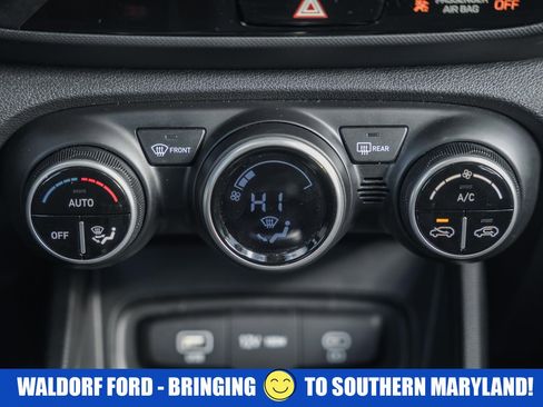 Used 2024 Hyundai Venue SEL image 21