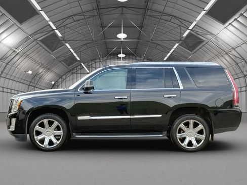 Used 2017 Cadillac Escalade Luxury RWD image 4