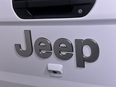 Used 2023 Jeep Gladiator Overland image 32