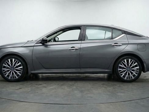 Used 2025 Nissan Altima 2.5 SV FWD image 5