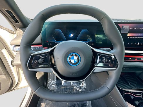 Used 2025 BMW i5 eDrive40i w/ Premium Package image 11