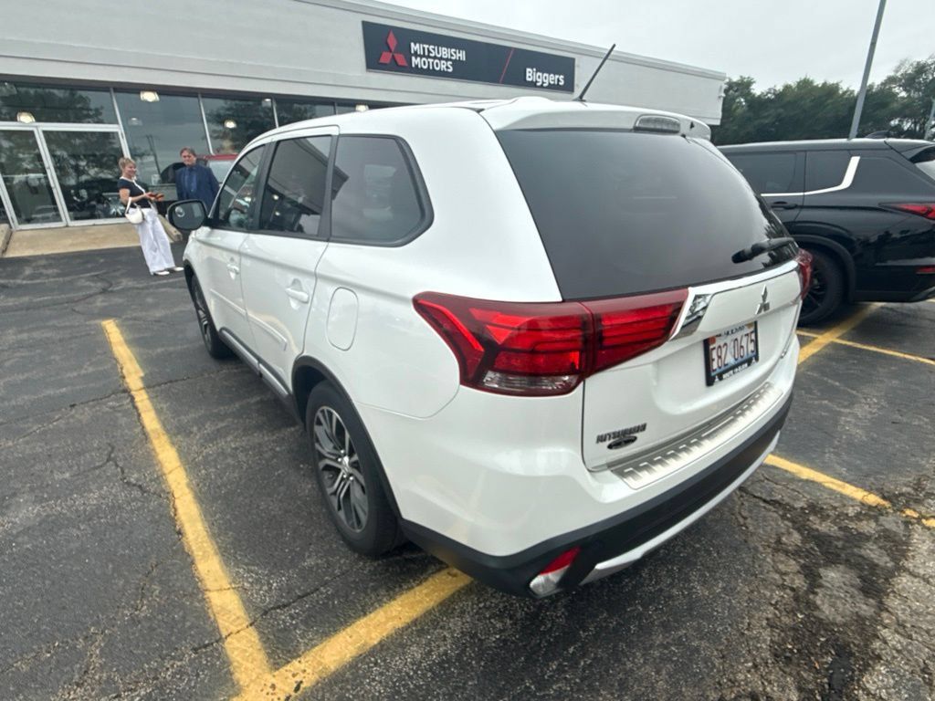 Used 2016 Mitsubishi Outlander SE FWD image 2