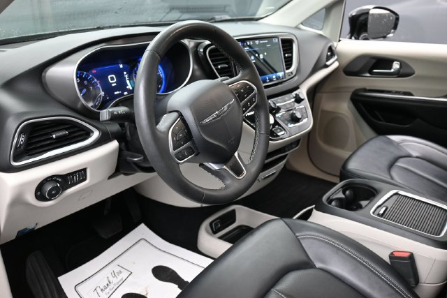 Used 2024 Chrysler Pacifica Touring-L FWD image 14