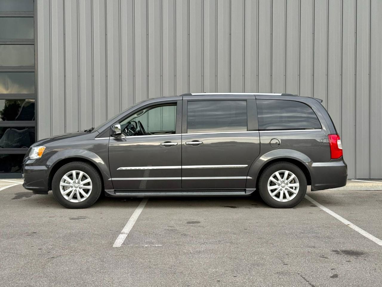 Used 2016 Chrysler Town & Country Limited Platinum w/ Trailer Tow Group FWD image 8