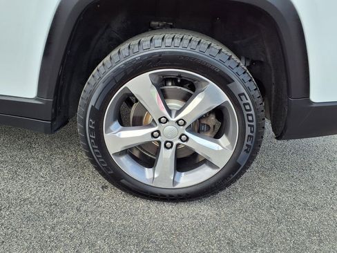 Certified 2022 Jeep Grand Cherokee L Limited AWD/4WD image 11