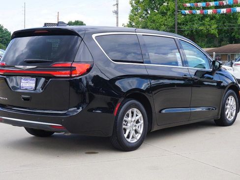 Used 2024 Chrysler Pacifica Touring-L FWD image 3