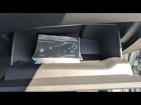 Used 2024 GMC Terrain SLT image 22