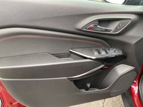 Used 2025 Chevrolet Trax RS w/ Sunroof Package FWD image 18