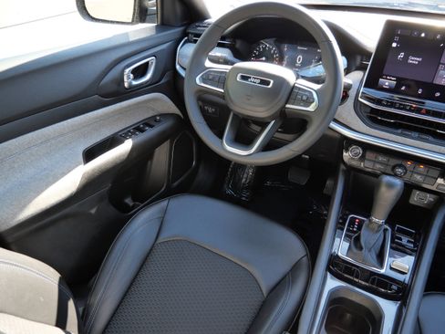 Used 2024 Jeep Compass Latitude image 9