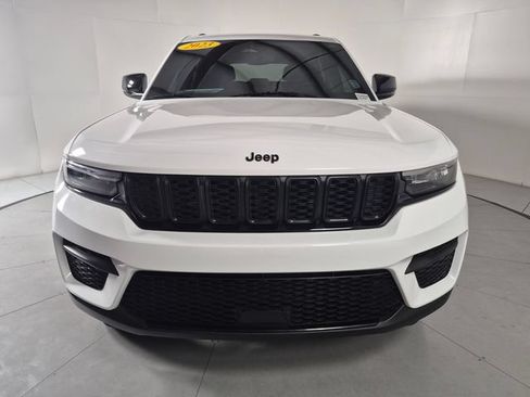 Used 2023 Jeep Grand Cherokee Altitude AWD/4WD image 7