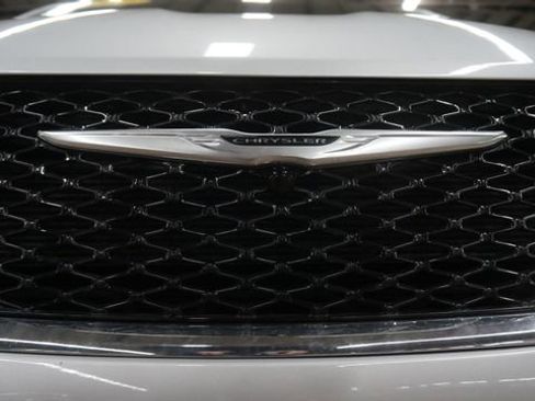 Used 2024 Chrysler Pacifica Touring-L image 70