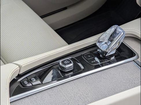 Certified 2025 Volvo XC90 T8 Ultra w/ Protection Package Premier AWD/4WD image 20