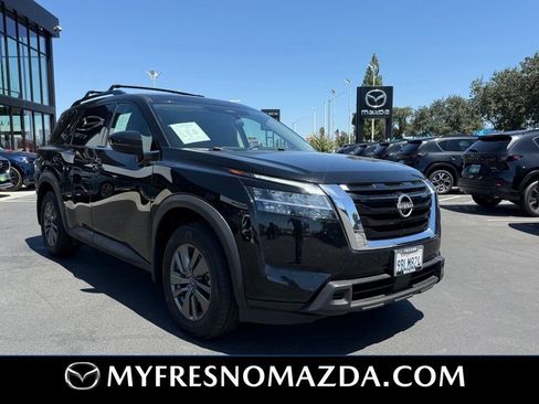 Used 2022 Nissan Pathfinder SV FWD image 2