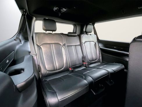 Certified 2024 Jeep Wagoneer L Series II w/ Flexible Seating Group image 24