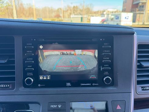 Used 2018 Toyota Sienna Limited Premium image 23