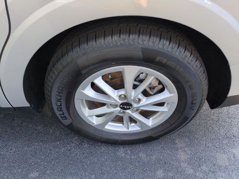 Used 2023 Kia Carnival LX FWD image 9