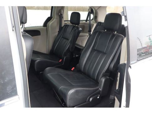 Used 2014 Chrysler Town & Country Touring image 7