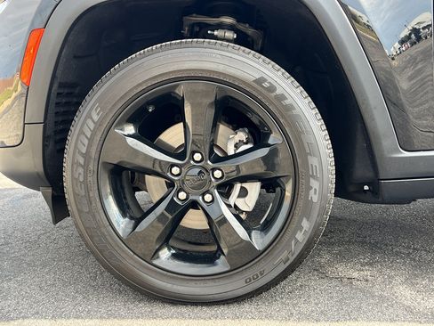 Used 2024 Jeep Grand Cherokee Altitude image 10