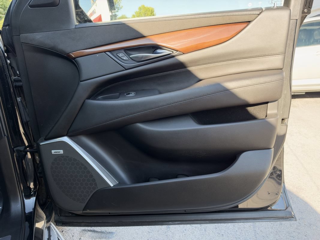 Used 2019 Cadillac Escalade Luxury AWD/4WD image 29