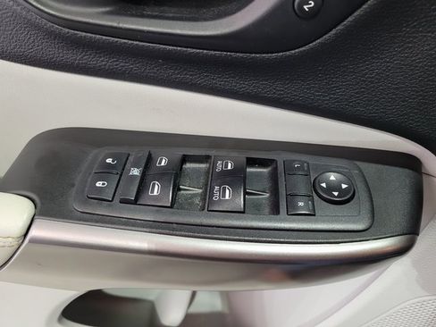 Used 2019 Jeep Cherokee Limited image 48