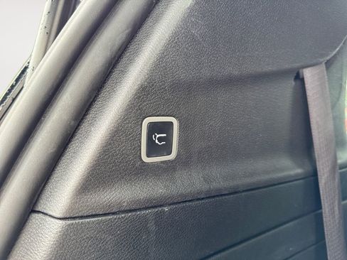 Used 2020 Chrysler Pacifica Limited w/ Advanced Safetytec Group FWD image 6