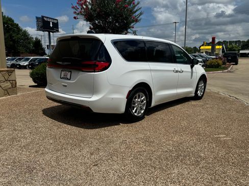 Used 2024 Chrysler Pacifica Touring-L FWD image 7
