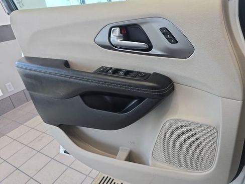 Used 2022 Chrysler Pacifica Touring-L w/ Uconnect Theater Family Group image 11