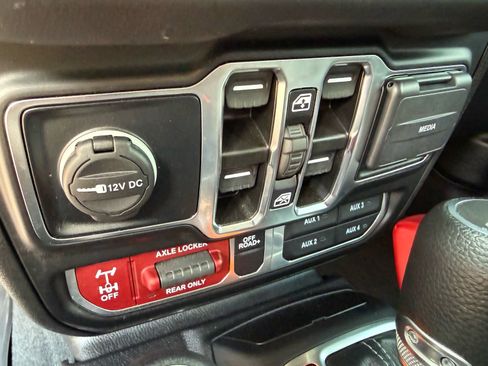 Used 2024 Jeep Gladiator Mojave w/ Safety Group AWD/4WD image 10