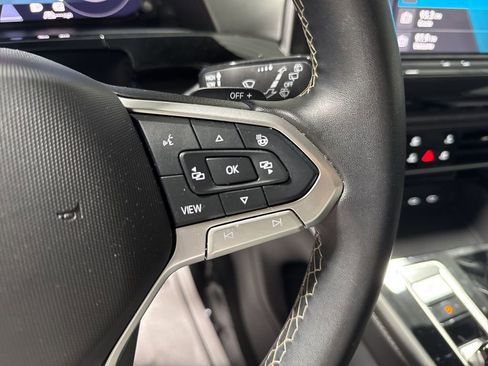 Used 2025 Volkswagen Atlas Cross Sport SE FWD image 21
