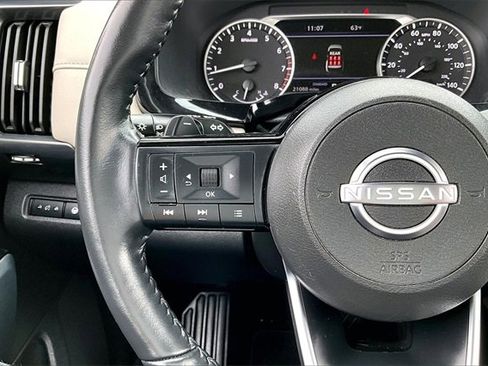 Used 2024 Nissan Pathfinder SL image 11