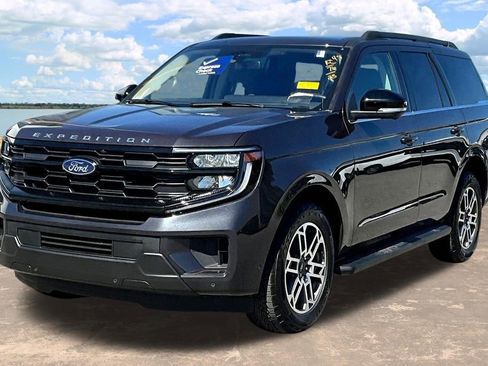 Used 2025 Ford Expedition Active image 2