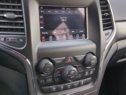 Used 2020 Jeep Grand Cherokee Laredo w/ Security & Convenience Group image 27