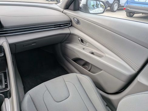 Used 2025 Hyundai Elantra SEL FWD image 13