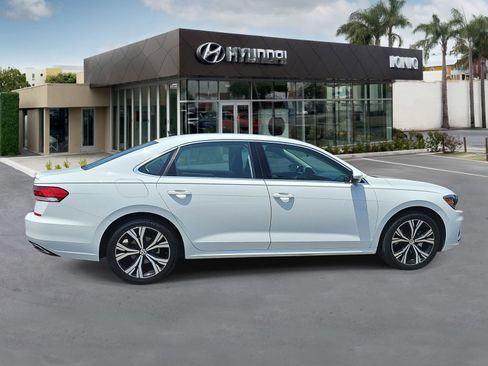 Used 2022 Volkswagen Passat 2.0T SE FWD image 2