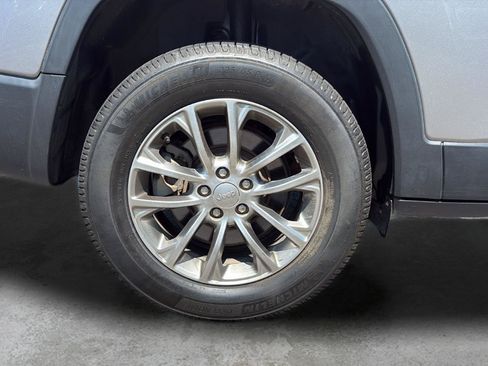 Used 2019 Jeep Cherokee Latitude Plus w/ Cold Weather Group AWD/4WD image 23