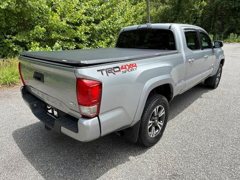 Used 2017 Toyota Tacoma TRD Sport w/ Tow Package AWD/4WD image 6