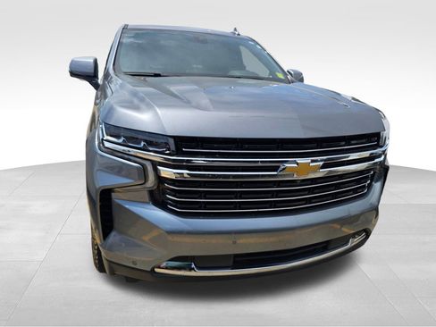 Used 2022 Chevrolet Suburban LT w/ LT Signature Plus Package RWD image 5