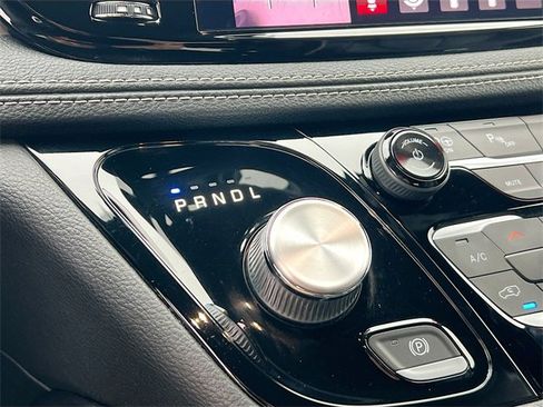 Used 2022 Chrysler Pacifica Limited w/ Uconnect Theater Family Group image 17