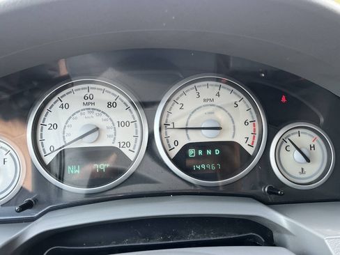 Used 2010 Chrysler Town & Country Touring FWD image 14