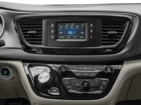 Used 2017 Chrysler Pacifica Touring w/ Tire & Wheel Group FWD image 13