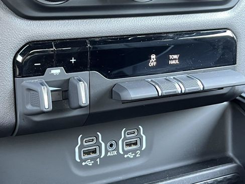 Used 2023 RAM 1500 Big Horn AWD/4WD image 32