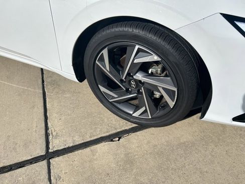 Used 2025 Hyundai Elantra SEL image 14