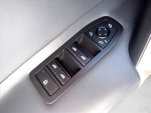 Used 2023 BMW iX xDrive50 w/ Sport Package AWD/4WD image 17
