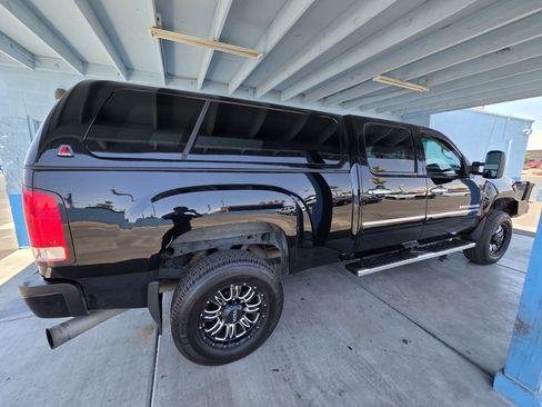 Used 2013 GMC Sierra 2500 Denali w/ Suspension Package, Off-Road AWD/4WD image 2