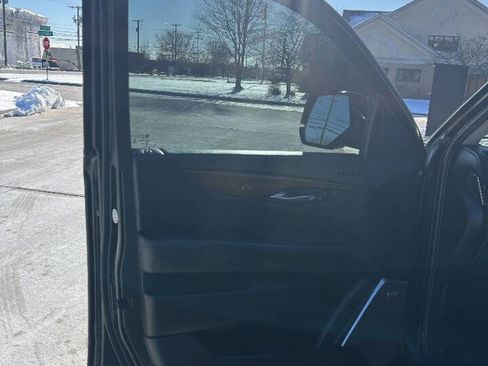 Used 2018 Cadillac Escalade Premium Luxury image 39