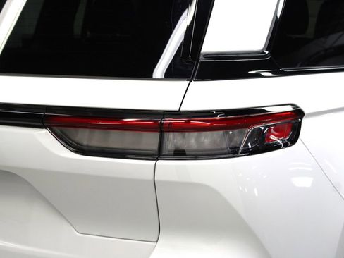 Used 2025 Jeep Grand Cherokee Altitude image 40