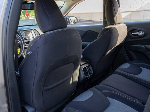 Used 2016 Jeep Cherokee Sport image 17